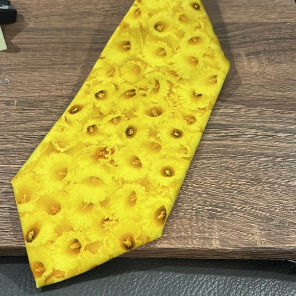 Yellow Patterned Silk Tie with Black Symbols - Picture 1 of 3